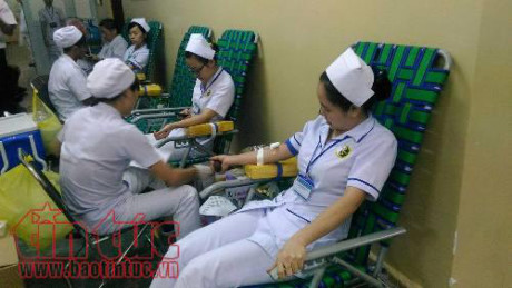 Nhân viên y tế tham gia hiến máu cứu bệnh nhân. Ảnh: Đ.P