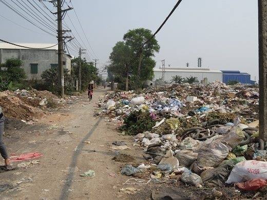 Mỗi khi phải di chuyển qua đoạn đường qua khu vực bãi rác là cả một cực hình với người dân địa phương. Ảnh: H.Châu