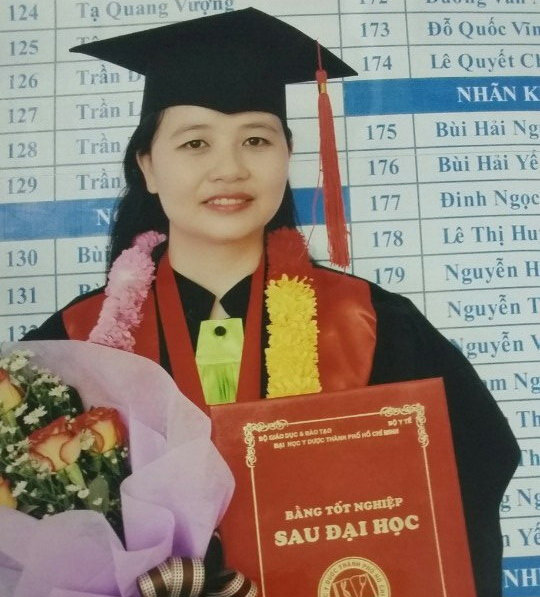 Bác sĩ Nguyễn Thị Hiên nhận bằng thạc sĩ y khoa.