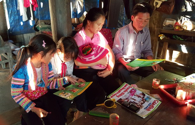 
Cán bộ huyện Phong Thổ (Lai Châu) tuyên truyền đến các em học sinh về hệ lụy của nạn tảo hôn. Ảnh: Cao Tuân
