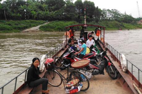 Đò hoạt động ở bến Chiểu Dương không có hành khách nào mặc áo phao.