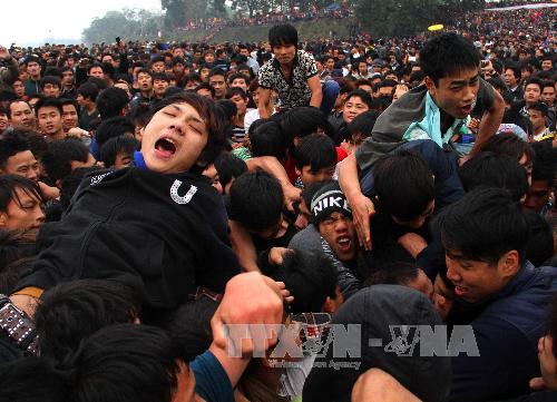 Giẫm đạp nhau để cướp phết ở lễ hội truyền thống hàng năm của xã Hiền Quan, huyện Tam Nông (Phú Thọ). Ảnh: Trung Kiên