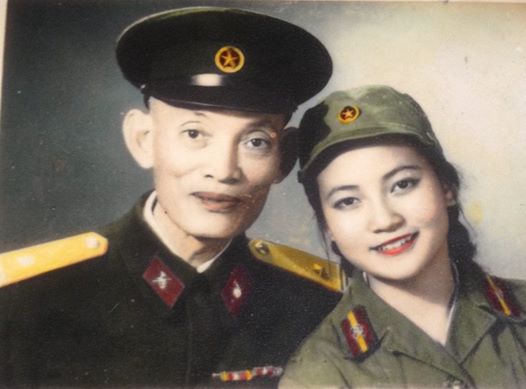 NSND Đinh Ngọc Liên và bà Đinh Tuyết Lan khi còn trẻ, trong ngày tiễn con gái đi Chiến dịch Đường 9 Nam Lào (ảnh do gia đình cung cấp).