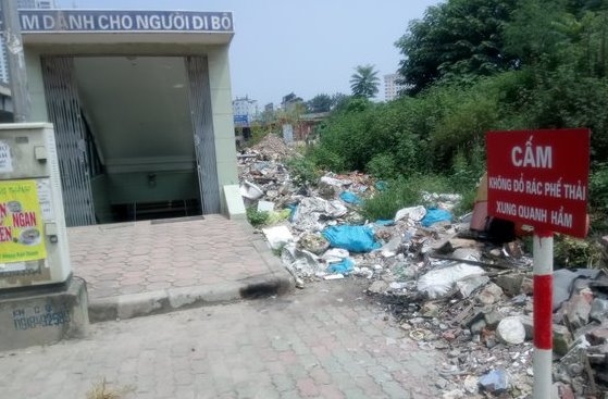 Bãi rác tự phát trên đường Nguyễn Xiển, thuộc địa bàn phường Đại Kim, Hoàng Mai, Hà Nội. Ảnh: Lê Thắng