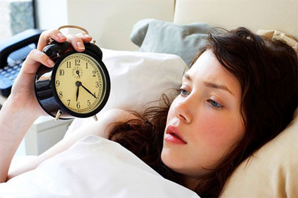 Các chuyên gia khuyên, nên tập thói quen đi ngủ, thức dậy đúng giờ. Ảnh minh họa
