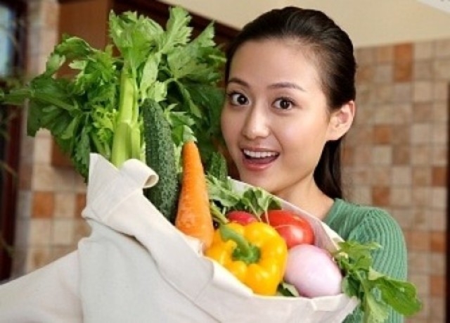 Thực phẩm nhiều chất xơ từ các loại rau, củ, quả sẽ giúp cho hệ tiêu hóa không bị làm việc quá sức. Ảnh: T.L