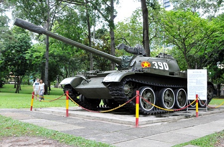 Chiếc xe tăng 390 từng húc đổ cổng Dinh Độc Lập (ảnh tư liệu).