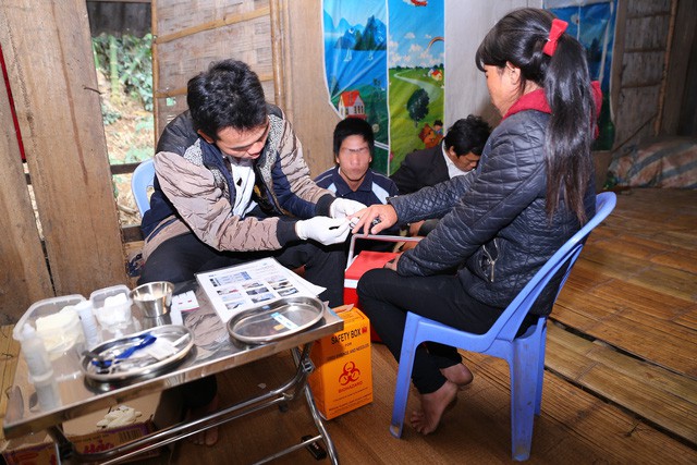 
Xét nghiệm HIV tại cộng đồng ở Mường Lát, Thanh Hóa. Ảnh: PV
