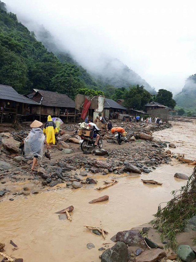 Người dân đang di chuyển tài sản đồ đạc khỏi khu vực nguy hiểm.