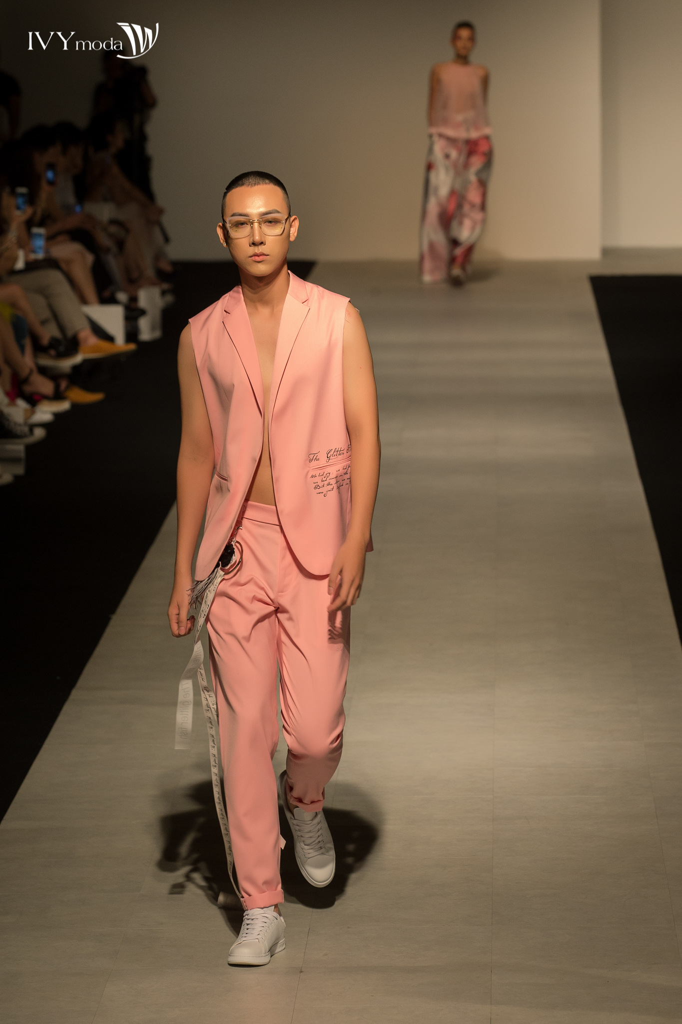 Người mẫu Hoàng Anh Tú xuất hiện trên sàn diễn với mẫu thiết kế đầy vẻ trẻ trung và năng động.