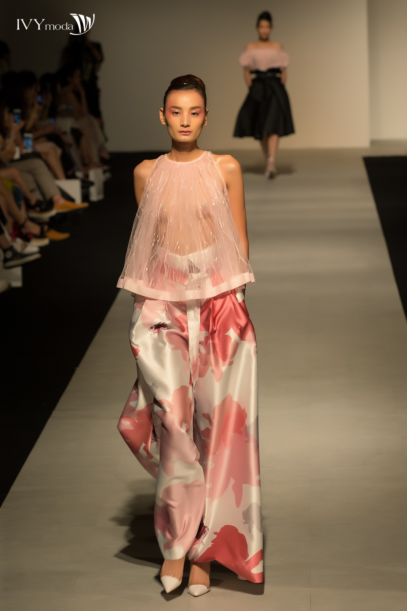 Siêu mẫu Lê Thúy gợi cảm trong tông màu hồng nữ tính được kết hợp hài hòa cùng họa tiết những chú cá Glitter ngộ ngĩnh dễ thương.