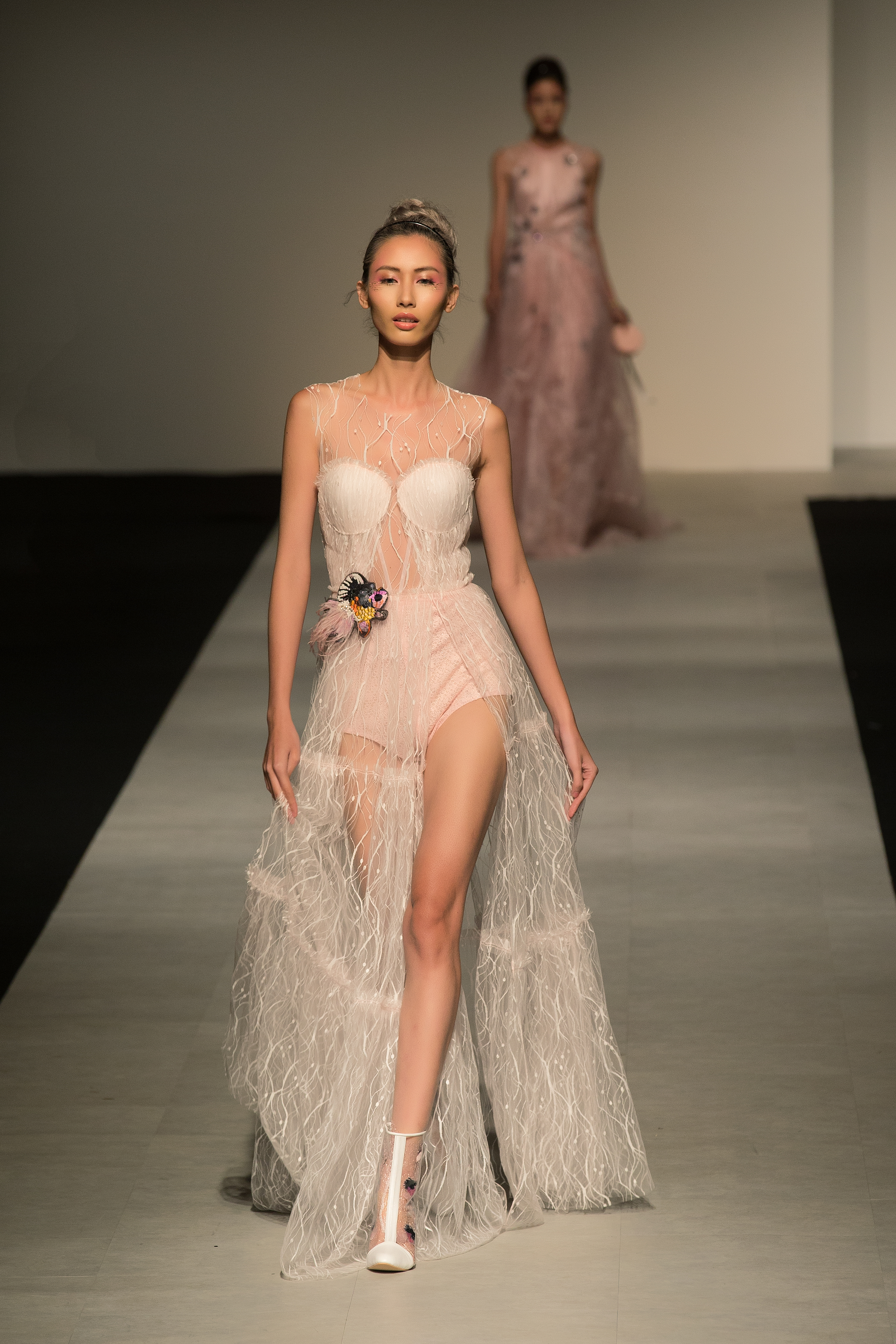 Nữ tính nhưng tạo cho người mặc cảm giác thoải mái cũng được nhà thiết kế rất chú trọng ở hot trend thời trang mùa hè này.