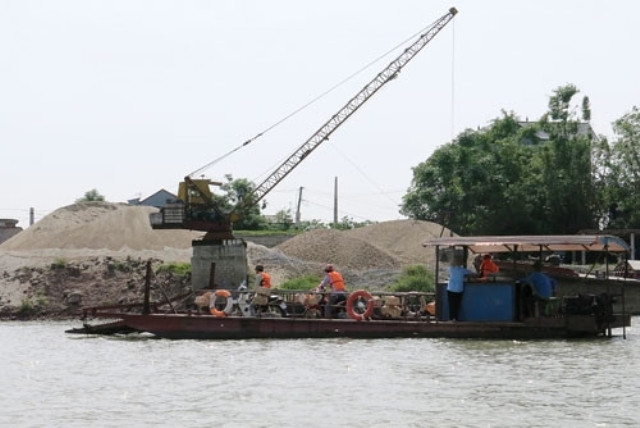 Tình trạng khai thác cát trái phép trên sông Đuống qua địa phận Bắc Ninh diễn ra phức tạp.