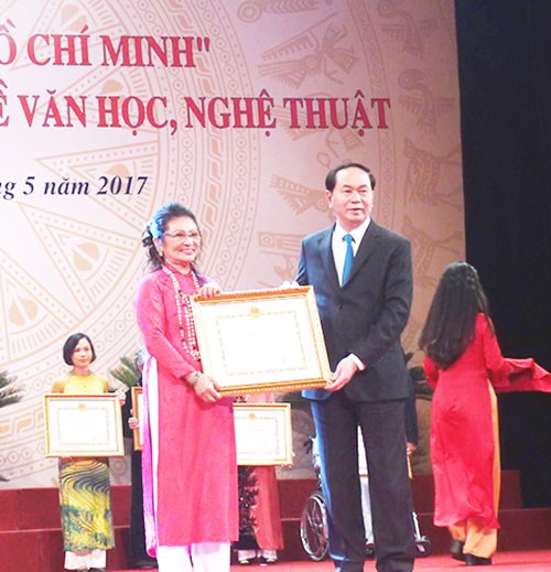 
Chủ tịch nước Trần Đại Quang trao tặng Giải thưởng Hồ Chí Minh cho đại diện gia đình cố nhạc sĩ Thuận Yến
