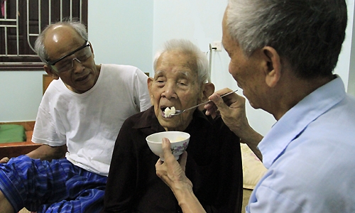 Ông Thân và ông Tễ chăm sóc cha già. Ảnh: P.D.