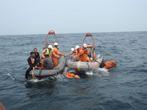 
Lực lượng tìm kiếm cứu nạn Hàng hải KV1 đã cứu được 2 thuyền viên gặp nạn trên biển. Ảnh: ANHP
