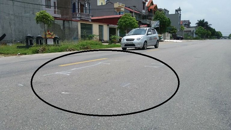 Hiện trường xảy ra vụ tai nạn khiến ông Lựu tử vong và cháu Lâm bị thương nặng. Ảnh: Đ.Tuỳ