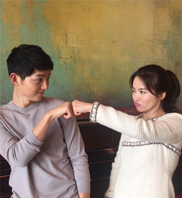 Song Hye Kyo tự tay tung ra hình ảnh cả hai “tự sướng” trên trang Instagram cá nhân.