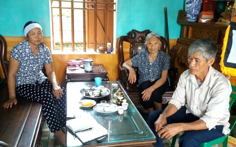 Cả gia đình bà Lụa bàng hoàng khi biết tin ông Lựu tử vong. Ảnh: Đ.Tuỳ