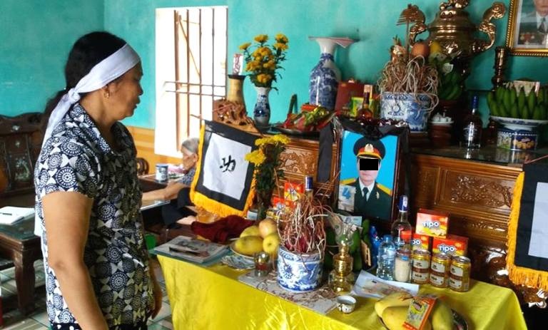 Bà Lụa đau xót khi chồng bị tử nạn do tai nạn giao thông. Ảnh: Đ.Tuỳ