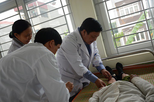 
PGS. TS Nguyễn Bá Quang – Giám đốc bệnh viện cùng đoàn cán bộ bệnh viện khám, chữa bệnh miễn phí cho bà con nhân dân xã Đông Hội.
