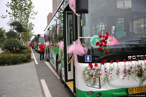 
Đoàn xe bus rước dâu khiến người dân thành phố Sơn Đông bị sốc.

