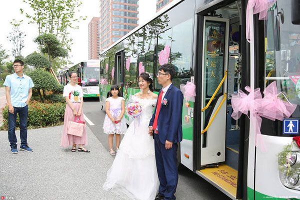 
Xe bus chính là nơi cô dâu chú rể gặp gỡ nhau và nên duyên.
