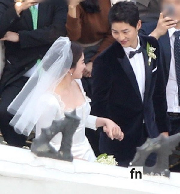 Từ lúc dắt tay cô dâu xinh đẹp Song Hye Kyo vào hôn lễ, Song Joong Ki đã không rời mắt khỏi vợ. Anh luôn nhìn nàng thơ của mình với một tình cảm đặc biệt. Đó là sự trân trọng, biết ơn, tự hào và hạnh phúc.
