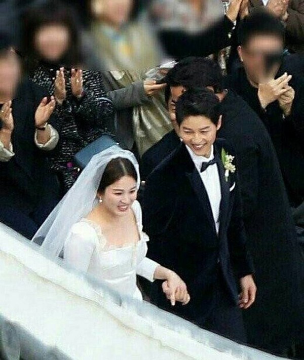 Đám cưới của Song Joong Ki và Song Hye Kyo được fan khắp châu Á quan tâm. Vậy nên, có hãng truyền thông Trung Quốc muốn livestream và trả cho cặp đôi 13 triệu USD nhưng họ đã từ chối.