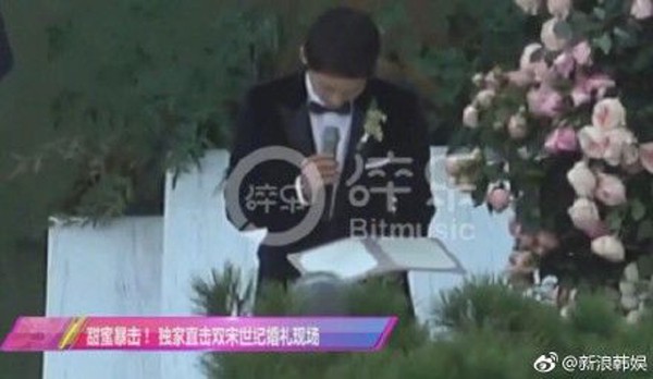 Trong lễ cưới, Song Joong Ki đã đọc lời thề ước sẽ luôn yêu thương che chở cho Song Hye Kyo. Đây cũng là khoảnh khắc anh mơ ước vì cuối cùng anh là chàng trai chiến thắng cưới được nữ thần Song Hye Kyo mà bao nam thanh niên Hàn mong muốn về nhà.
