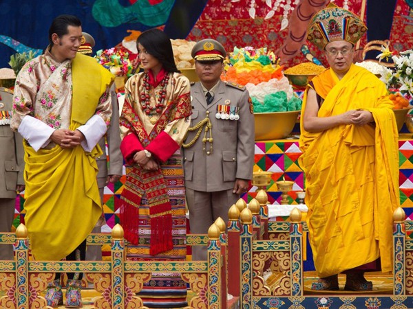 
Đám cưới của cô với Vua không khoa trương như nhiều người vẫn nghĩ, hôn lễ của Quốc vương Bhutan đã diễn ra hết sức giản dị. Quốc vương chỉ yêu cầu tổ chức một buổi lễ đơn giản theo truyền thống tại một tu viện có từ thế kỷ thứ 17 trước sự chứng kiến của các thành viên hoàng tộc, không một khách nước ngoài nào được mời dự đám cưới này. Đám cưới diễn ra theo nghi lễ truyền thống bắt đầu vào lúc 8h20 sáng và được tường thuật trực tiếp trên hệ thống phát thanh truyền hình quốc gia. An ninh được thắt chặt, mạng lưới điện thoại bị tắc nghẽn và cảnh sát thực thi việc kiểm soát chặt chẽ trên tất cả các phương tiện trong khu vực rộng lớn xung quanh tu viện.
