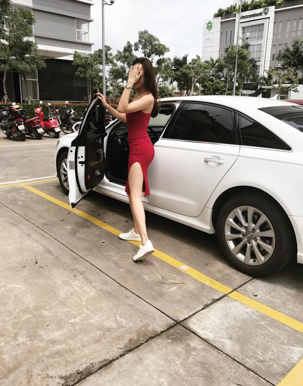 
Cả chiếc xe Audi mà Thu Trang khoe khéo cũng giống với chiếc xe mà Cường Đô la đang sở hữu.
