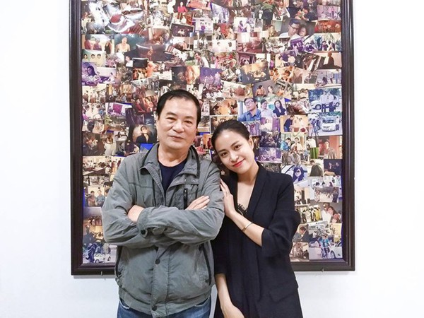 
Đạo diễn Khải Hưng đăng ảnh chụp cùng Hoàng Thùy Linh trên trang cá nhân.

