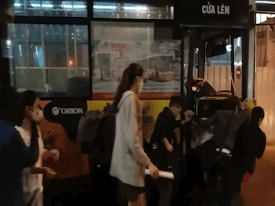 Chục sinh viên đẩy xe buýt chết máy giữa đường phố Hà Nội. Nguồn: Facebook.