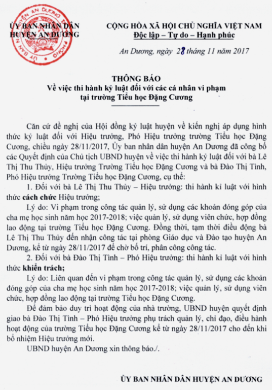 
Thông báo quyết định thi hành kỷ luật đối với hiệu trưởng, phó hiệu trưởng tiểu học Đặng Cương. Ảnh: Đ.Tùy
