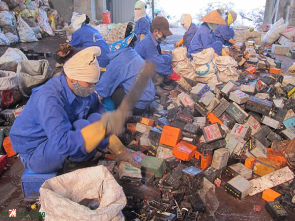Nghề tái chế chì ở Đông Mai. Ảnh: TL