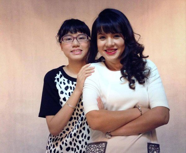 
MC Diễm Quỳnh hạnh phúc bên con gái đã 15 tuổi.
