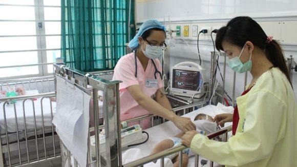 
Chăm sóc trẻ mắc sốt xuất huyết tại Bệnh viện Nhi Trung ương.
