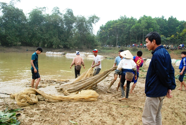 
Mặc dù trời lạnh nhưng thanh niên làng Lai vẫn lăn xả xuống hồ để tìm bắt cá. Ảnh: C.T
