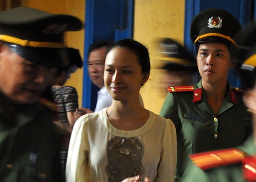 
Hoa hậu Trương Hồ Phương Nga mỉm cười trước khi hầu tòa
