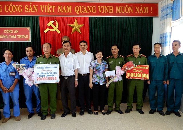 Ông Hồ Kỳ Minh, Phó Chủ tịch UBND TP Đà Nẵng thưởng nóng cho lực lượng tuần tra 8394 của phường Tam Thuận (quận Thanh Khê). Ảnh: Tâm Trí