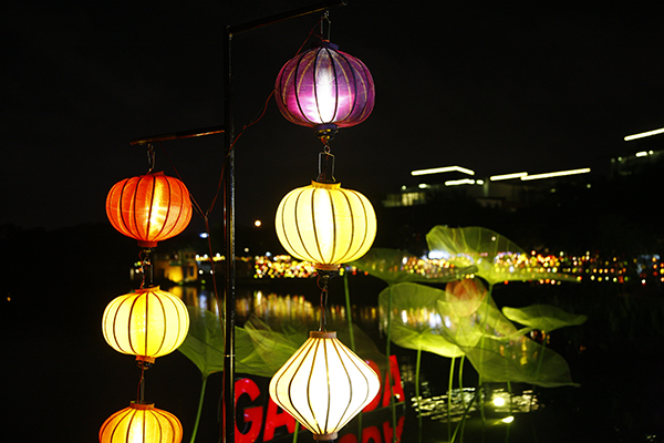 Người dân Thủ đô sẽ còn được thưởng thức thế giới đèn lồng đến hết ngày 30/11.