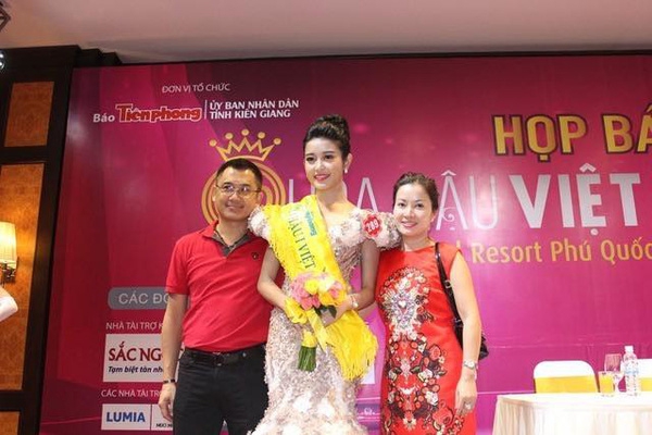 
Năm 2014, khi Huyền My mới 19 tuổi, cô tham gia Hoa hậu Việt Nam và giành được ngôi vị Á hậu 2. Bắt đầu từ đây, cuộc sống của Huyền My đổi khác. Cô trở thành tâm điểm chú ý của dư luận với rất nhiều tin đồn bủa vây. Và trong những lần như vậy, bố mẹ luôn là người ở bên động viên và che chở cho cô gái trẻ.
