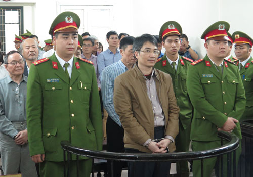 
Giang Kim Đạt đứng trước vành móng ngựa và đoán nhận bản án tử hình. (ảnh: HC)
