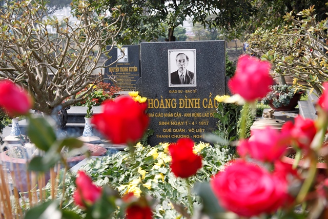 
GS Ho&agrave;ng Đ&igrave;nh Cầu (1/4/1917-18/7/2005) được ghi nhận l&agrave; &ldquo;L&atilde;o thần trụ cột của ng&agrave;nh Y học Việt Nam&rdquo;.
