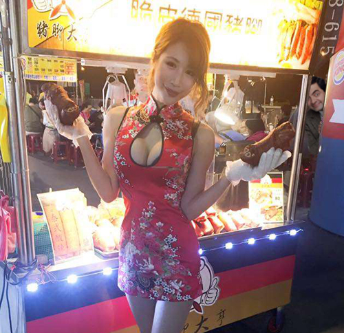 
Cô gái trẻ được mệnh danh là hot girl bán thịt xiên sexy nhất Đài Loan.
