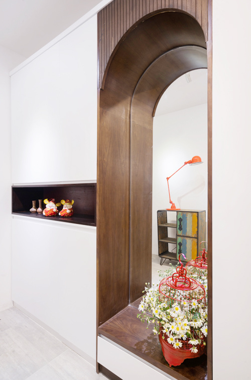Những khoảng trống trên tủ kệ, ô cửa vòm giúp kết nối các phòng, tạo điểm nhấn trang trí cho căn hộ.
