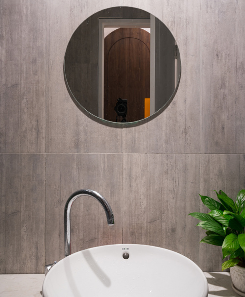 Khu vệ sinh được thiết kế gọn gàng với tông màu trung tính nhẹ nhàng.