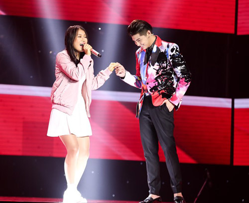 
Noo Phước Thịnh lên sân khấu bày tỏ tình cảm dành cho hot girl Hàn Quốc.
