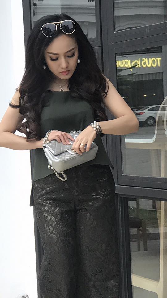 Với trang phục quần lửng suông đen và áo 2 dây màu xanh đen mix cùng phụ kiện khuyên và vòng ngọc trai trông Hoài Anh vô cùng sành điệu, trẻ trung